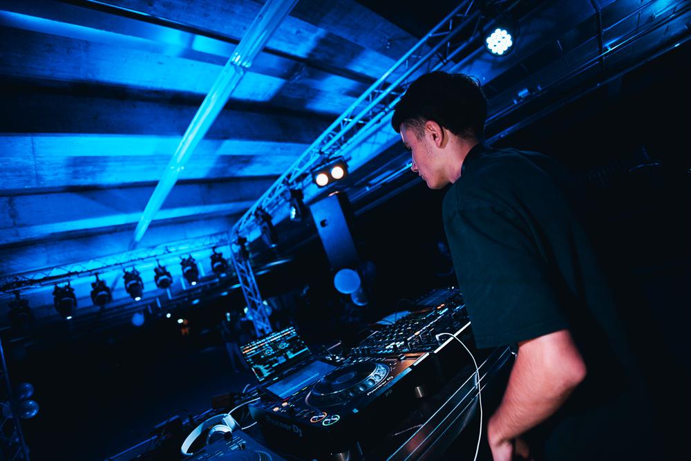 DJ LK sur scène en club